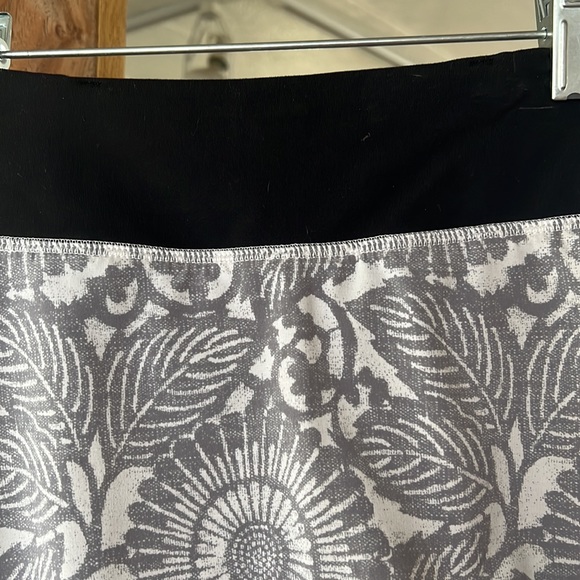 Lululemon Pace Setter Skirt. Beachy floral white fossil/black. EUC Size 2 - Picture 2 of 9